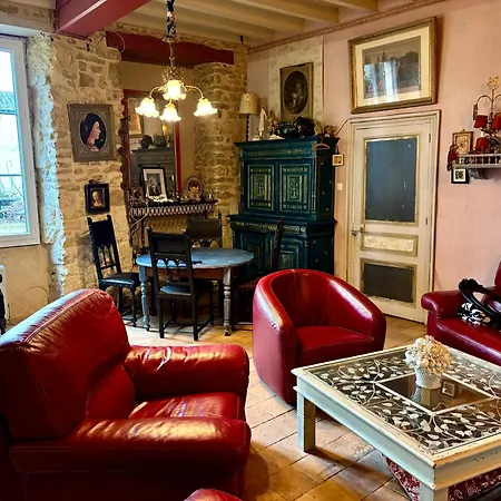 Aux Caprices Des Dieux Bed & Breakfast Marnes