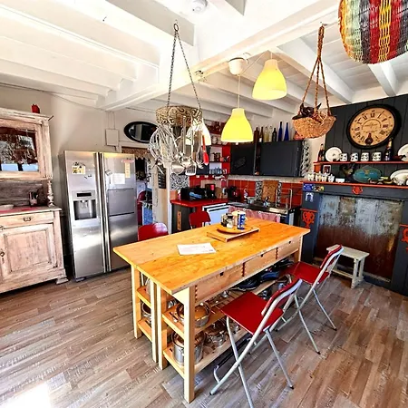 Aux Caprices Des Dieux Bed & Breakfast