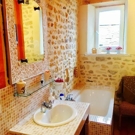 Aux Caprices Des Dieux Bed & Breakfast Marnes